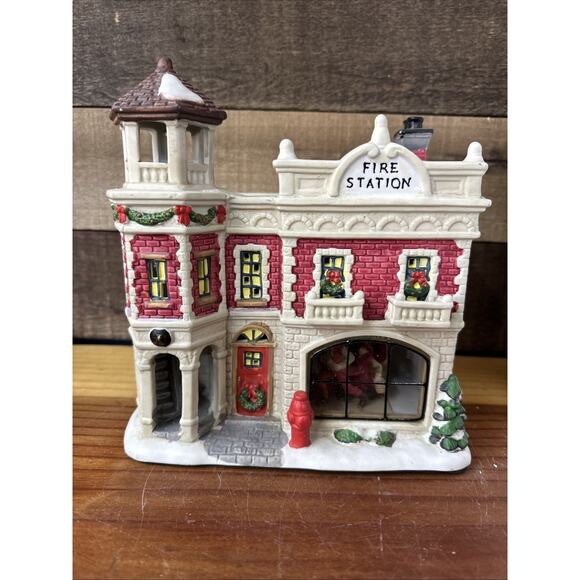 Lemax ENCHANTED FOREST Fire Station Lighted Glass Window House In Box - Picture 1 of 8